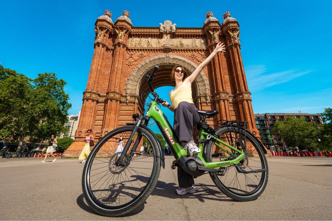 barcelona-e-bike-rent-Triomf-smile_optimized-1